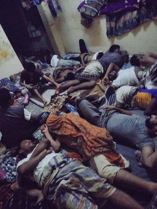 شاهد بالصورة ..عشرات المساجين في ما يسمى بضغاطة طارق صالح في الساحل الغربي